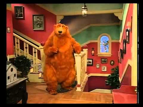 Bruine beer in het blauwe huis
